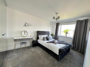 Elite 3 bedroom family house with free parking